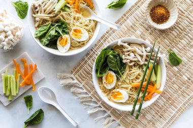 İki kase Vietnam Pho çorbası, yenmeye hazır..