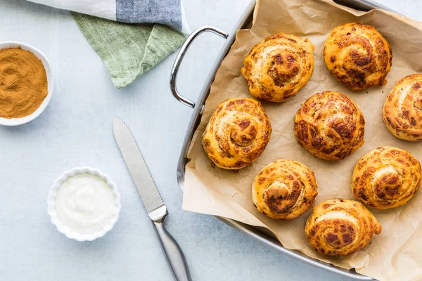 Top down view of a tray of freshly baked cinnamon rolls ready for frosting. — Stock Photo, Image