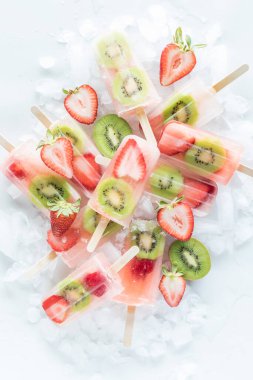 Çilekli kivili dondurmanın buzdaki üst tabaka görüntüsü.