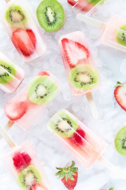 Buzlu yatağa saçılmış çilekli kivili dondurmalar..