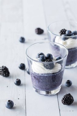 Vanilyalı yoğurt ve böğürtlenli yaban mersinli puding..