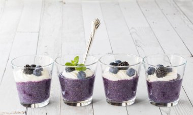 Vanilyalı yoğurt ve böğürtlenli yaban mersinli puding..