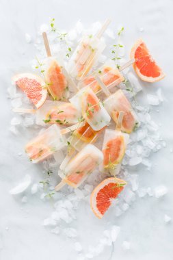 Greyfurtlu kekik buzdan bir yatakta buzlu dondurma..