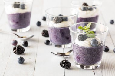 Vanilyalı yoğurt ve böğürtlenli yaban mersinli puding..