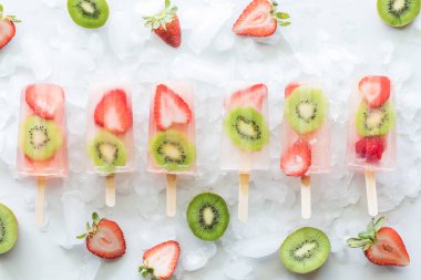 Çilekli kivili buzlu dondurma. Etrafı çilek ve kivi dilimleriyle çevrili..