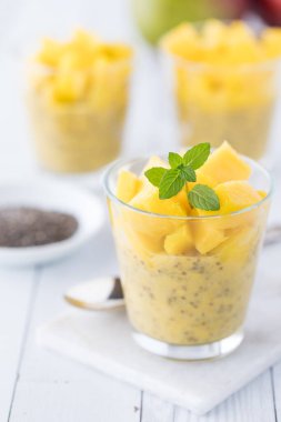 Sağlıklı mango chia puding bardakları üzerine doğranmış mango.. 