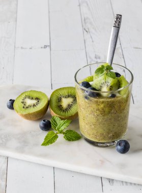 Vanilyalı yoğurt ve yabanmersinli sağlıklı kivi chia parfe.. 