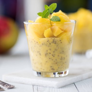 Ev yapımı taze mango chia pudinginin kapağı, yenmeye hazır.. 