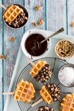 Soğutma rafında ev yapımı çikolata kaplı waffle 'ın dikey görüntüsü. Yukarıdaki alanı kopyala.