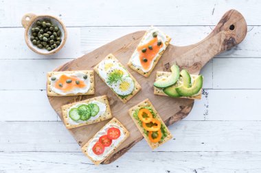 Tahtada her şey var. Krakerler, taze malzemeler, yenmeye hazır..