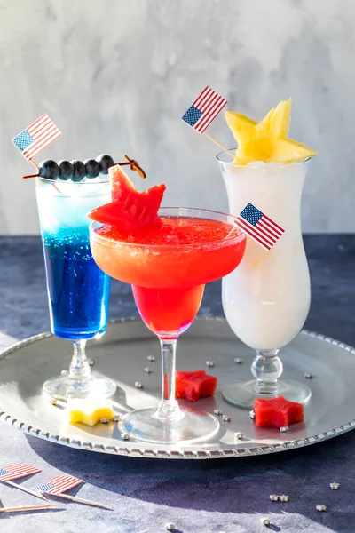 Trzy Jasne Koktajle Lipca Ozdobione Amerykańskimi Flagami Świeżymi Owocami — Zdjęcie stockowe