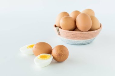 Önünde taze yumurtaların olduğu bir sepet dolusu bütün ve dilimlenmiş yumurtalar.. 