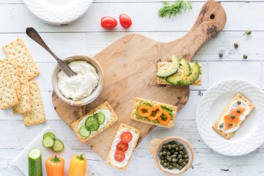 Her şeyin üstten görünümü krakerler çeşitli malzemeler ve ortadaki boşluğu kopyala. 