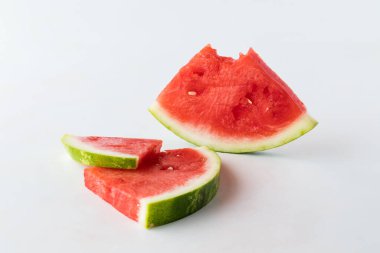 Dilimler taze sulu karpuz, ayakta duran karpuz, beyaz arka planda.. 