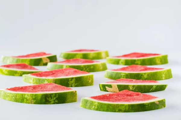 Stukjes Watermeloen Die Zich Terugtrekken Een Lichte Achtergrond Kopieerruimte Boven — Stockfoto