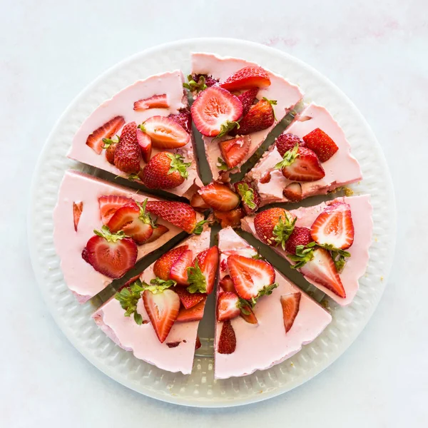 Μια Πλήρως Κομμένη Γλυκιά Φράουλα Cheesecake Λαμβάνονται Από Πάνω Τετραγωνική — Φωτογραφία Αρχείου