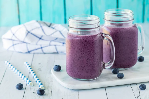 Close Jars Fresh Creamy Blueberry Smoothies Ready Drinking — ストック写真