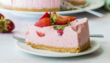 Pastanın geri kalanıyla birlikte bir dilim çilekli cheesecake.. 