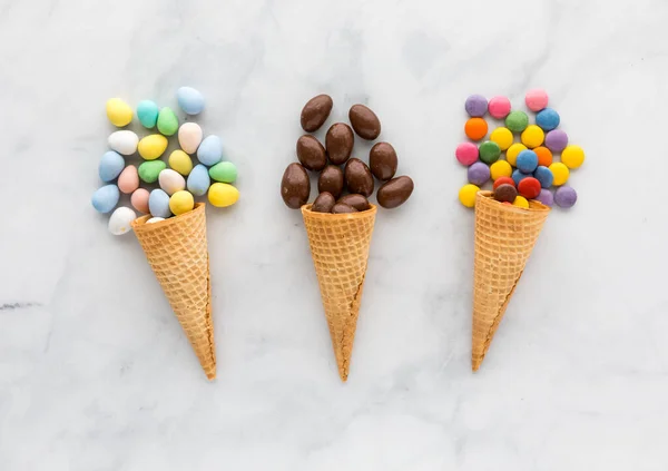 Çikolata Kaplı Çeşitli Şekerlerle Dolu Gözleme Külahları Hafif Bir Arka — Stok fotoğraf