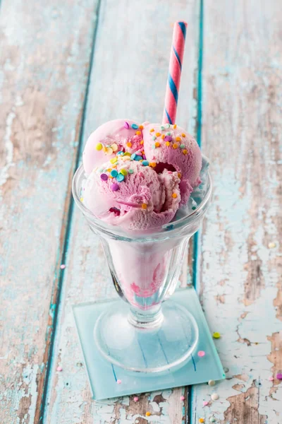 Delicious Cotton Candy Ice Cream Sundae Topped Sprinkles Ready Eating — Fotografia de Stock