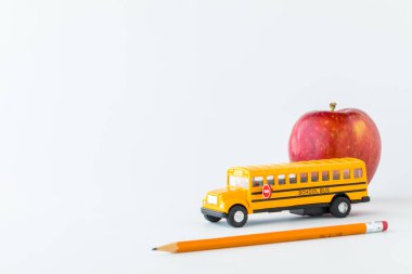 Okula dönüş kavramını göstermek için solda kopya alanı olan beyaz arkaplana karşı nesneler. 