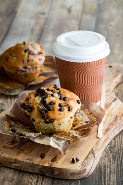 Kahveyle servis edilen çikolatalı çöreğin kapağı. Atıştırmaya hazır.. 