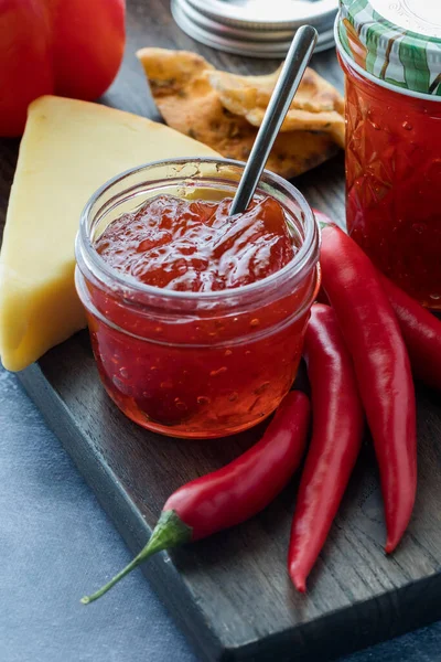 Nahaufnahme Eines Glases Hausgemachte Paprikagelee Umgeben Von Paprika Käse Und — Stockfoto