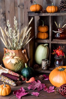 Karanlık ahşap bir arka plana karşı bir sonbahar natürmortu.. 