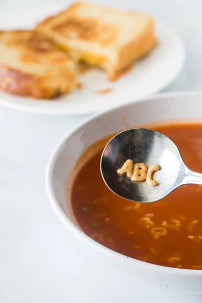 Alfabeto Sopa Tomate Con Las Letras Cuchara Queso Parrilla Parte — Foto de Stock
