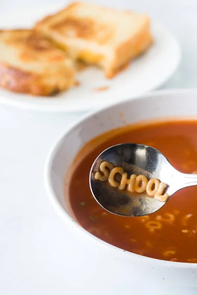 Sopa Del Alfabeto Con Palabra Escuela Deletreada Cuchara Sándwich Queso — Foto de Stock