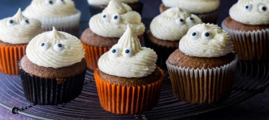 Cadılar Bayramı 'nda pek çok balkabağı baharatlı kekten oluşan dar bir manzara..