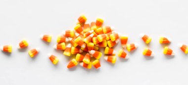 Cadılar Bayramı için küçük bir şeker yığınının yukarıdan görünüşü, beyaz bir arka planda. 