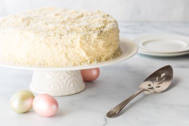 Paskalya için kremalı, hindistancevizli ve hindistancevizli pastaya yakın plan..