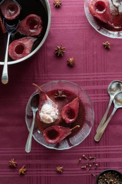 Vanilyalı dondurmayla kaplanmış armut haşlanmış lezzetli kırmızı şarap, yemeye hazır.. 