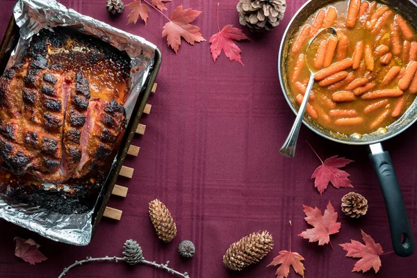 Thanksgiving Dinner Mit Geräuchertem Picknick Schinken Und Sautierten Karotten Fertig — Stockfoto