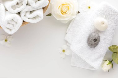 Üstten aşağıya beyaz spa öğeleri görünümü altında kopyalama alanı olan bir sınır oluşturur. 