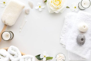 Beyaz kaplıcaların ve özbakım ögelerinin yukarıdan aşağı görünümü ortası beyaz bir arkaplan ile fotokopi alanı ile.