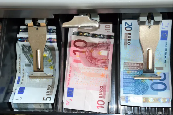 Euro-Banknoten in der Kasse — Stockbild Gesetzesentwürfe — Stockfoto