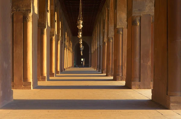 The stone pillar colonnade with row of hanging lanterns in Sultan ibn Tulun mosque — Stock Photo, Image