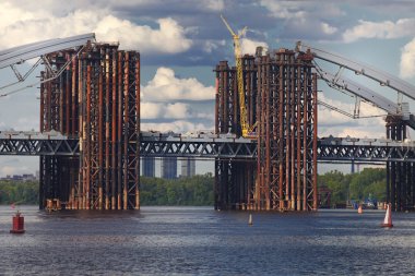 nehir üzerinde bir demir köprü inşaatı