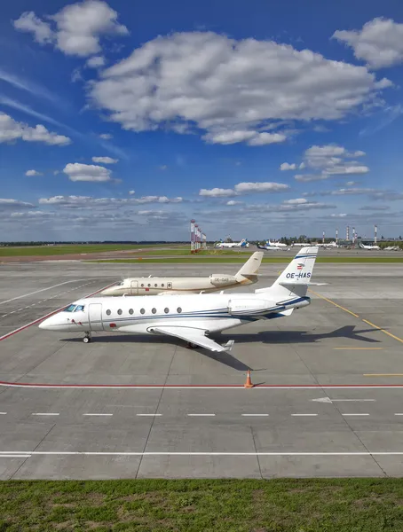 Two light airplanes on a runway — Stock Photo, Image