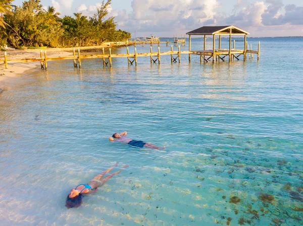 Casal flutuando juntos — Fotografia de Stock