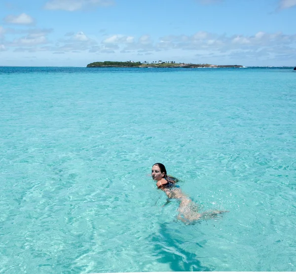 Young woman swimming in crystal clear tropical water — Stock Photo, Image