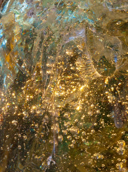 Bubbels gevangen in grote glazen stuk Stockfoto