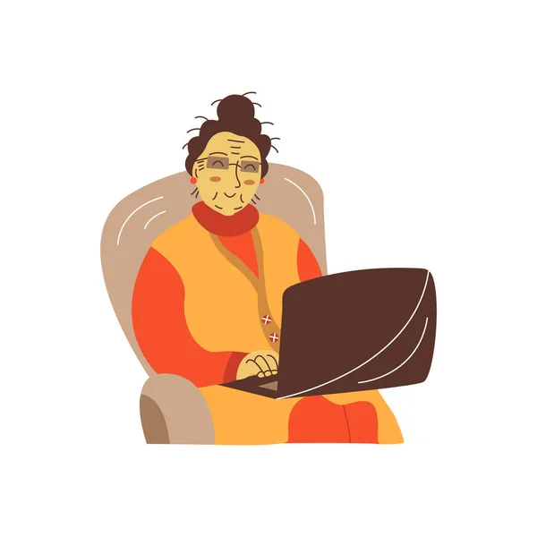 할머니는 노트북이 안경을 의자에 계십니다 일러스트 할머니는 웃으며 인터넷을 의사소통을 — 스톡 벡터