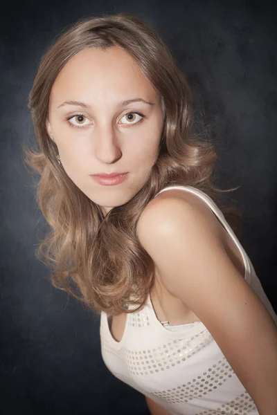 Retrato de una hermosa joven — Foto de Stock