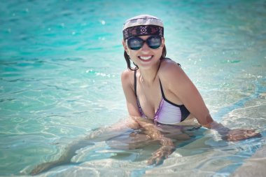 Yüzme havuzunda genç bir kadın