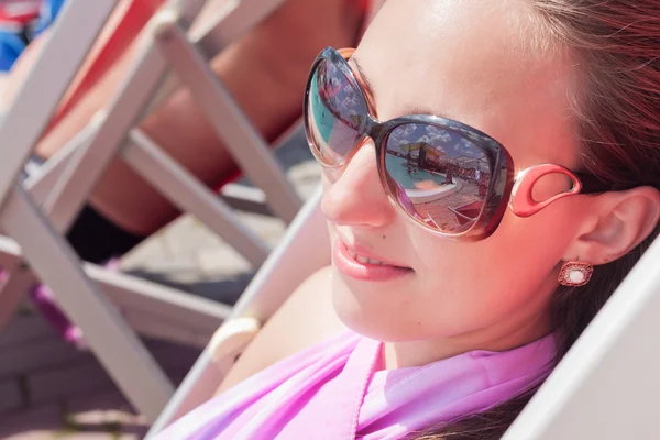 Young woman in sunglasses on vacation — Stock Photo, Image