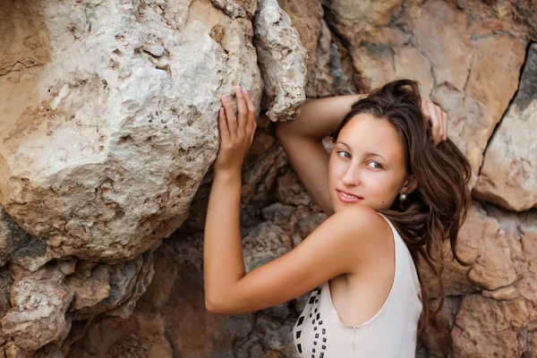 Portrait d'une jeune fille sur un fond de pierres — Photo