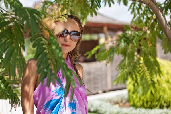 Giovane donna in occhiali da sole in vacanza — Foto Stock